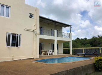 Vaste villa familiale de 450 m2 avec piscine à vendre à Pereybère.