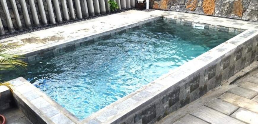 Triplex à vendre avec piscine, à seulement 3 minutes à pied de la plage à Flic en Flac