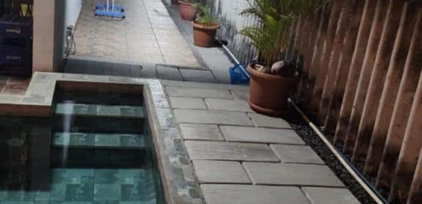 Triplex à vendre avec piscine, à seulement 3 minutes à pied de la plage à Flic en Flac