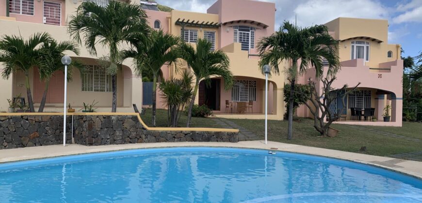 A louer superbe duplex dans une résidence sécurisée avec piscine commune et vaste parc à Tamarin.