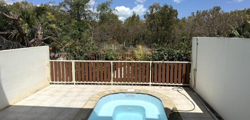 A louer charmant duplex avec piscine et parking, situé dans un quartier résidentiel à Flic en Flac.