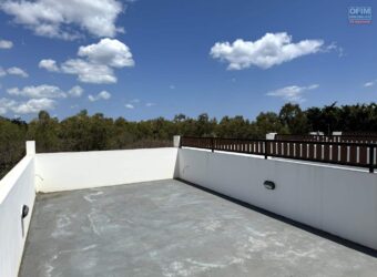 A louer charmant duplex avec piscine et parking, situé dans un quartier résidentiel à Flic en Flac.