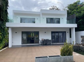 En vente une villa contemporaine récente dans une résidence sécurisée à Mont Mascal, Grand Baie