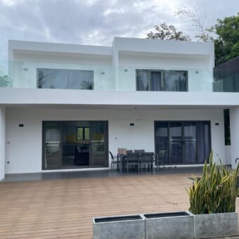 En vente une villa contemporaine récente dans une résidence sécurisée à Mont Mascal, Grand Baie