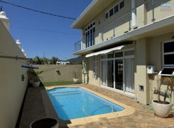 Location d’une ravissante villa avec piscine et garage dans un quartier résidentiel à La Gaulette