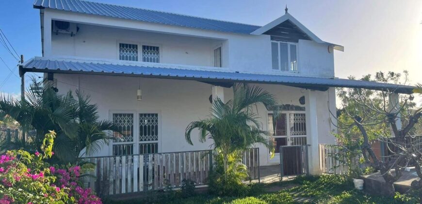 A vendre charmante villa avec piscine et jardin arboré proche plage à Grand Gaube