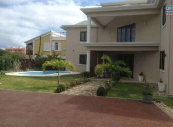 Vente d’une grande et charmante villa neuve de 2990p2 proche plage à Calodyne