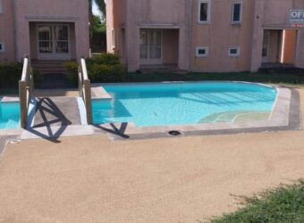 A vendre: Villa dans une résidence sécurisée avec piscine commune à Grand Gaube.