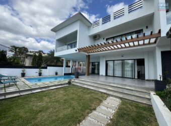 A louer : villa contemporaine neuve avec piscine et vue imprenable à Tamarin.