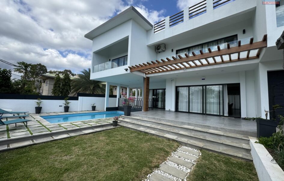 A louer : villa contemporaine neuve avec piscine et vue imprenable à Tamarin.