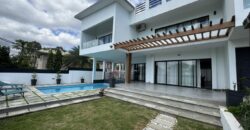 A vendre : villa contemporaine neuve de 448m2 avec piscine offrant vue sur mer à Tamarin.