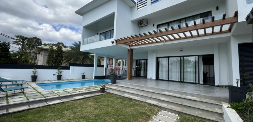 A vendre : villa contemporaine neuve de 448m2 avec piscine offrant vue sur mer à Tamarin.