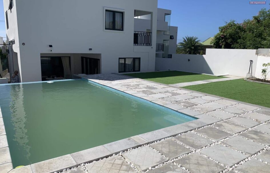 A louer villa neuve et contemporaine avec piscine et vue exceptionnelle à Tamarin