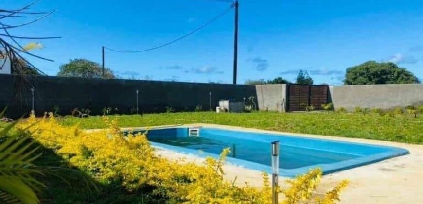 Vente villa de plain-pied de 2300 P2 sur 16 perches de terrain clos à Calodyne, à 2 minutes d’Intermart et des plages