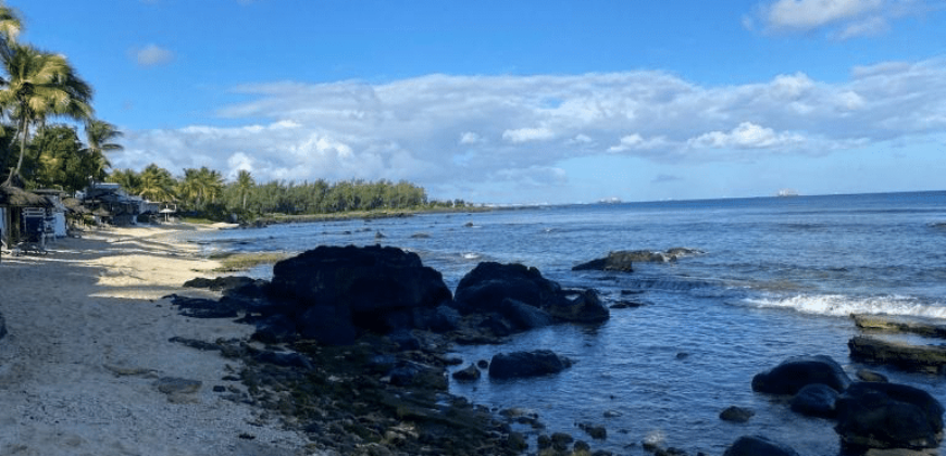 Accessible aux étrangers et aux Mauriciens:Villa récente à vendre, à 300 m de la plage de Pointe aux Piments.