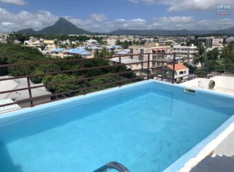 Location d’un charmant appartement avec piscine, salle de sport et ascenseur, dans une résidence sécurisée à quelques pas de la plage et des commerces à Flic en Flac.