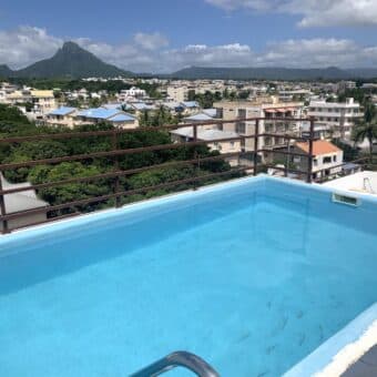 Location d’un charmant appartement avec piscine, salle de sport et ascenseur, dans une résidence sécurisée à quelques pas de la plage et des commerces à Flic en Flac.