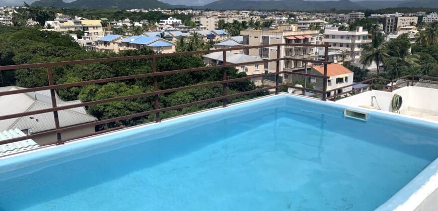 Location d’un charmant appartement avec piscine, salle de sport et ascenseur, dans une résidence sécurisée à quelques pas de la plage et des commerces à Flic en Flac.