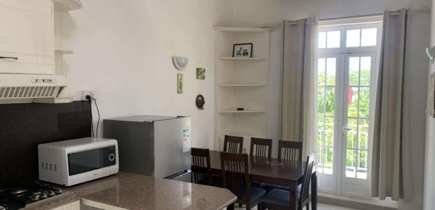 A vendre : villa divisée en 4 appartements avec piscine commune, située dans un quartier résidentiel à La Gaulette.