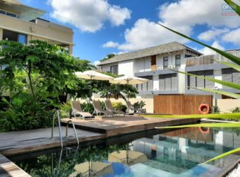 Vente d’un magnifique appartement meublé avec piscine commune à la Baie de Tamarin, offrant un accès direct à la plage.