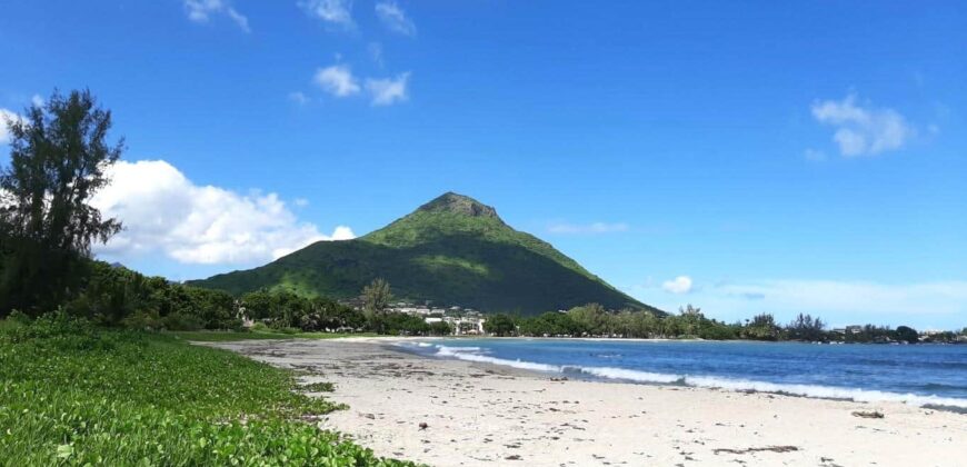 Vente d’un magnifique appartement meublé avec piscine commune à la Baie de Tamarin, offrant un accès direct à la plage.