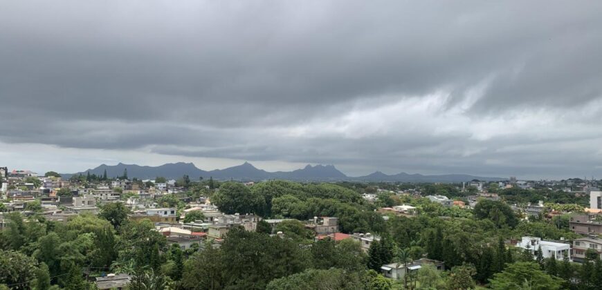 A vendre un appartement de 290m2 dans une résidence sécurisée, proche des commodités à Curepipe.