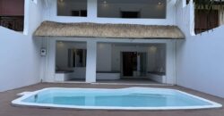 A vendre: Superbe villa duplex rénovée avec piscine, à deux pas des commerces et de la plage à Tamarin.