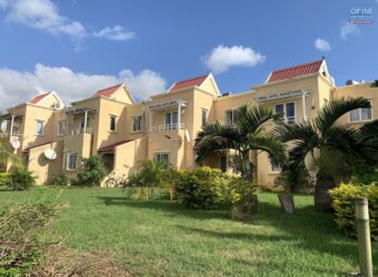 Duplex à louer dans une résidence sécurisée avec piscine commune, à Albion.