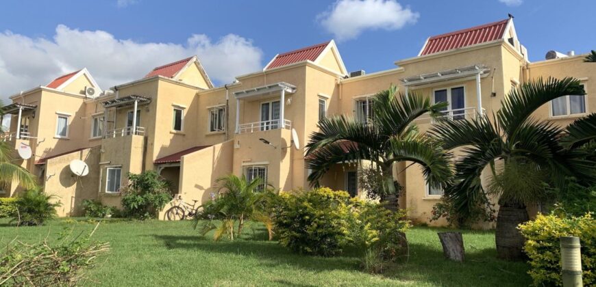 Duplex à louer dans une résidence sécurisée avec piscine commune, à Albion.