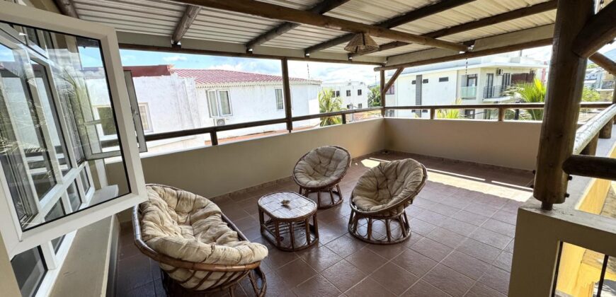 Appartement confortable à vendre avec grande terrasse,  à 100 mètres de la plage à Flic en Flac.