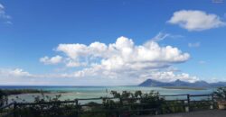 Location d’une superbe maison avec piscine, offrant une vue exceptionnelle sur le lagon et les montagnes à Le Morne.