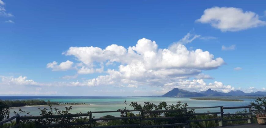 Location d’une superbe maison avec piscine, offrant une vue exceptionnelle sur le lagon et les montagnes à Le Morne.