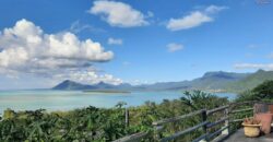 Location d’une superbe maison avec piscine, offrant une vue exceptionnelle sur le lagon et les montagnes à Le Morne.