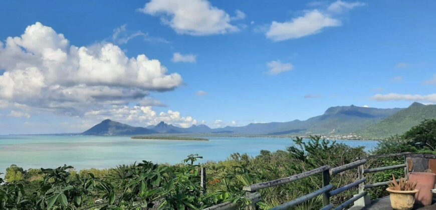 Location d’une superbe maison avec piscine, offrant une vue exceptionnelle sur le lagon et les montagnes à Le Morne.