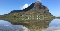 Location d’une superbe maison avec piscine, offrant une vue exceptionnelle sur le lagon et les montagnes à Le Morne.