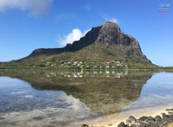 Location d’une superbe maison avec piscine, offrant une vue exceptionnelle sur le lagon et les montagnes à Le Morne.