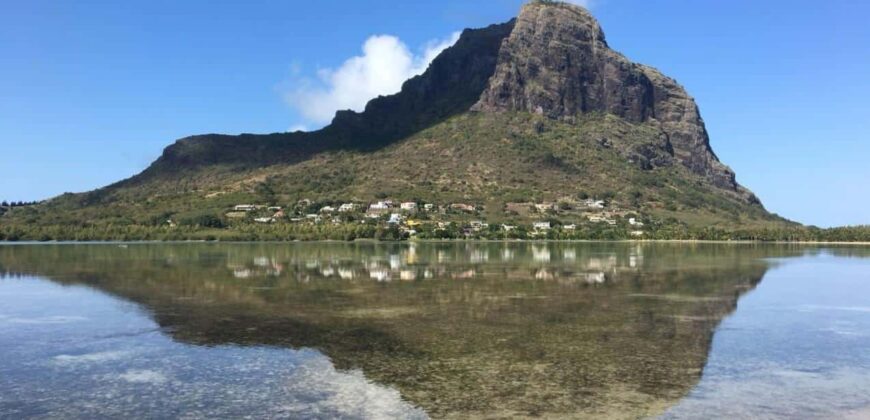 Location d’une superbe maison avec piscine, offrant une vue exceptionnelle sur le lagon et les montagnes à Le Morne.