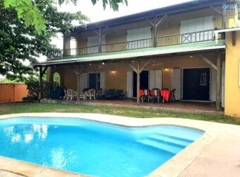 A louer une ravissante et spacieuse maison de 300 m² avec piscine, située au cœur de La Preneuse.