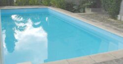 Appartement duplex à louer au dernier étage d’une résidence sécurisée avec piscine et vue sur l’océan à Rivière Noire