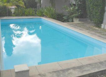 Appartement duplex à louer au dernier étage d’une résidence sécurisée avec piscine et vue sur l’océan à Rivière Noire