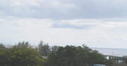 Appartement duplex à louer au dernier étage d’une résidence sécurisée avec piscine et vue sur l’océan à Rivière Noire