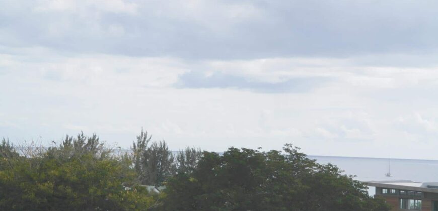 Appartement duplex à louer au dernier étage d’une résidence sécurisée avec piscine et vue sur l’océan à Rivière Noire